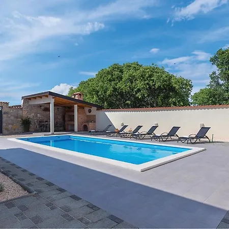 Three-bedroom Holiday In Kljuc