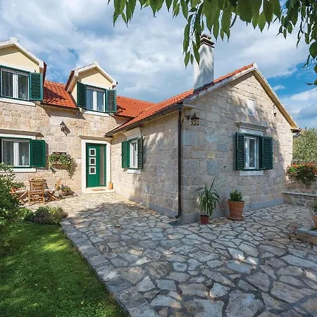 Three-bedroom Holiday In Kljuc 度假居