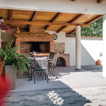 Three-bedroom Holiday In Kljuc