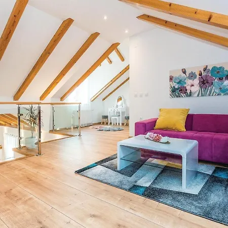 Three-bedroom Holiday In Kljuc 度假居 *