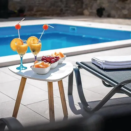 Three-bedroom Holiday In Kljuc *