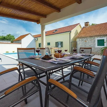 Three-bedroom Holiday In Kljuc
