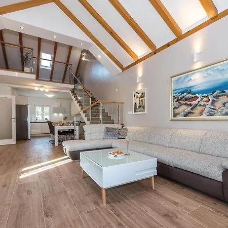 Three-bedroom Holiday In Kljuc 度假居