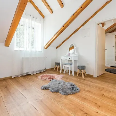 Three-bedroom Holiday In Kljuc 度假居 *
