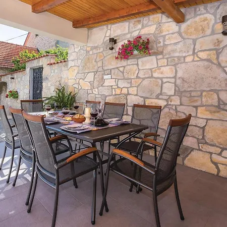 Three-bedroom Holiday In Kljuc *