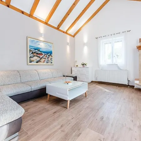 Three-bedroom Holiday In Kljuc