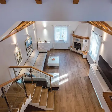 Three-bedroom Holiday In Kljuc 度假居 *