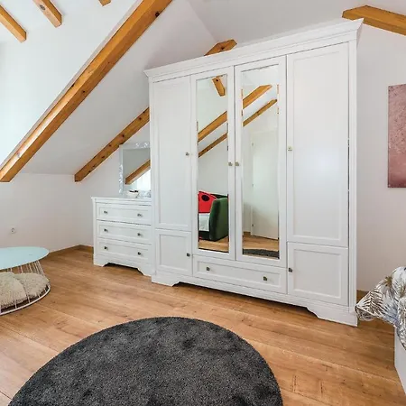 Three-bedroom Holiday In Kljuc 度假居 *