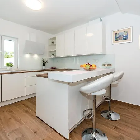 Three-bedroom Holiday In Kljuc
