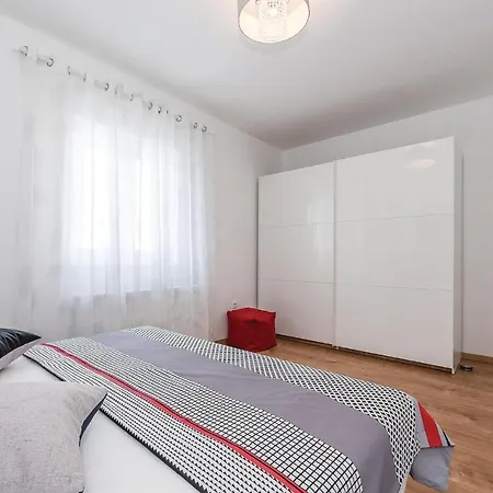 Three-bedroom Holiday In Kljuc *