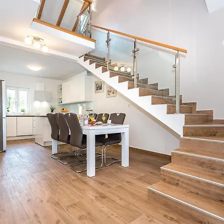 Three-bedroom Holiday In Kljuc 度假居