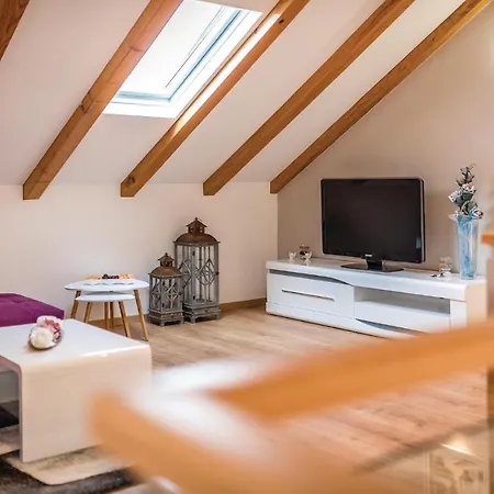 Three-bedroom Holiday In Kljuc