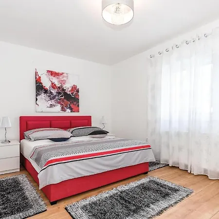 Three-bedroom Holiday In Kljuc 度假居 *
